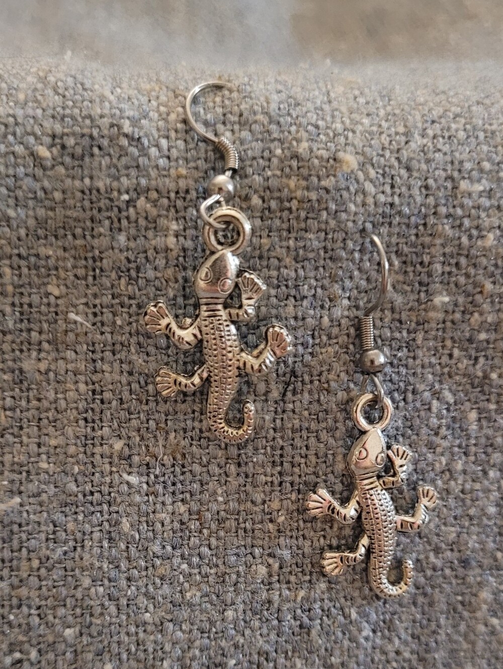 💜2 for $10💜 Bundle and save Silver Lizard Dangle Earrings